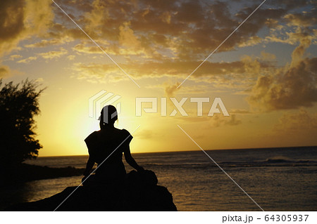 【ハワイ】カウアイ島ビーチで瞑想ヨガポーズ 64305937