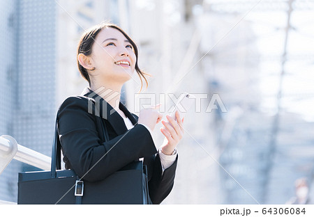 新社会人の女性 新社会人の女性 64306084
