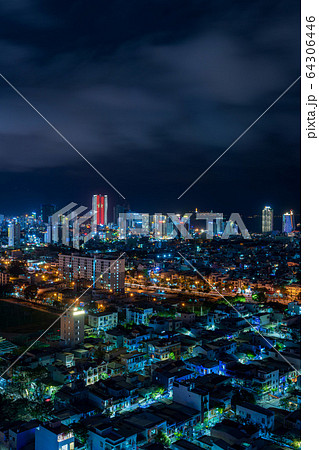ベトナム・ダナンの夜景 64306446