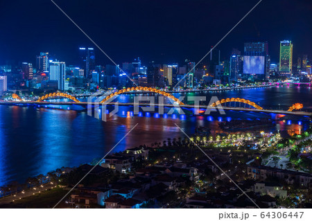 ベトナム・ダナンの夜景 64306447
