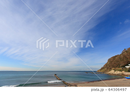 海 岩 空 南房総市富浦町南無谷海岸の写真素材