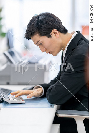ビジネス　男性　オフィス　電卓 64306854