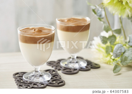 ダルゴナコーヒー/タルゴナコーヒー　Dalgona Coffee 64307583