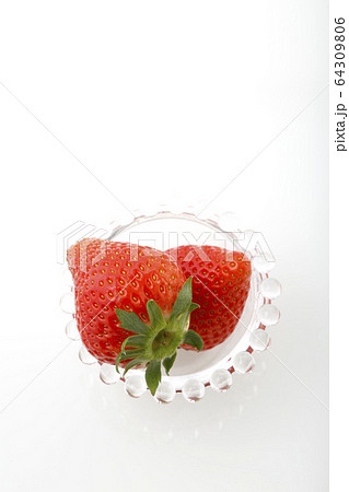 苺二個ガラス器入り俯瞰 64309806