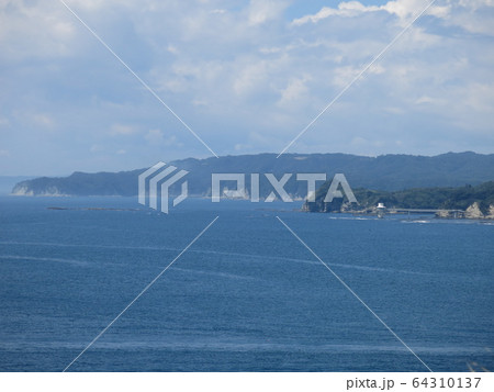 勝浦市の八幡岬公園にある展望広場からの眺め(西側 かつうら海中公園海中展望塔・鵜原理想郷方向) 勝浦市の八幡岬公園にある展望広場からの眺め(西側 かつうら海中公園海中展望塔・鵜原理想郷方向) 64310137