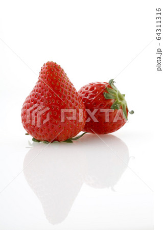 苺２個アップ 64311316