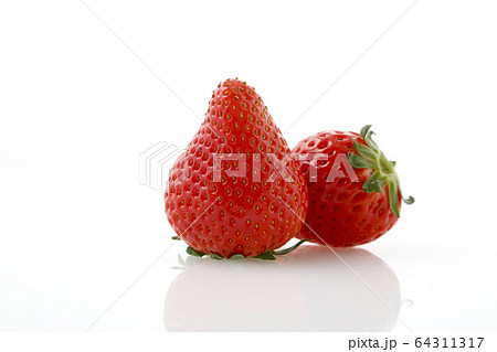 苺２個アップ 64311317