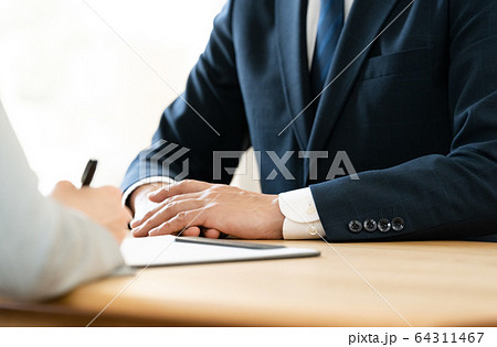 男女　契約　手元 64311467