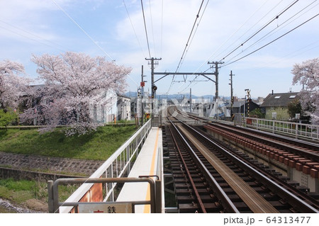 奈良市佐保川を渡る線路 64313477