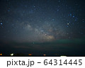太平洋から昇る天の川とさそり座と火星と木星。 64314445