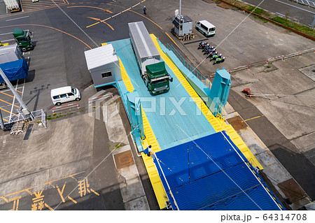 宮城県　仙台市　 仙台港フェリー埠頭　停泊中のフェリーに乗り込むトラック 64314708