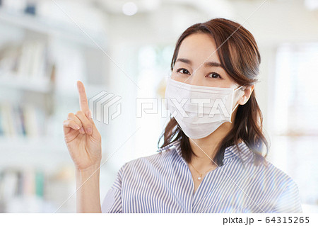 マスクをしたビジネスウーマン　日本人女性　 64315265