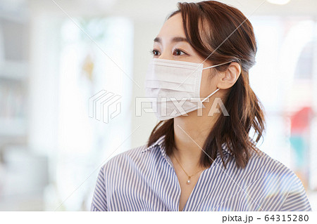 マスクをしたビジネスウーマン　日本人女性　 64315280