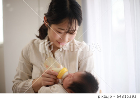 赤ちゃんにミルクを与える母親 64315393