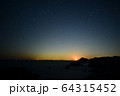 月齢11の月入りに照らされる岬と沈む春の星座。 64315452