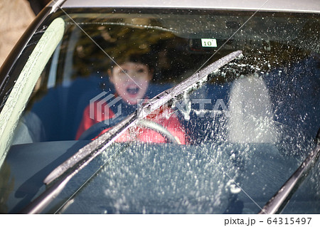 ウォッシャー液が出て驚く女性 64315497