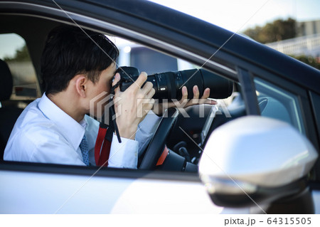 車内から写真を撮る男性 64315505