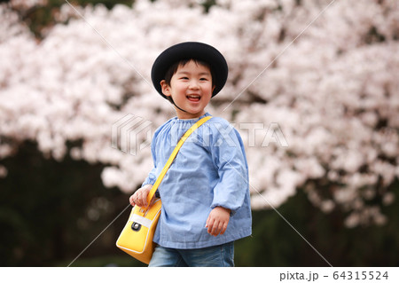 笑顔の幼稚園児 64315524