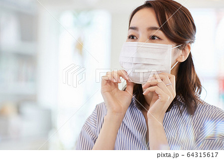 マスクをしたビジネスウーマン 日本人女性 マスクをしたビジネスウーマン 日本人女性 64315617