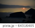 三ツ石岬に沈む月。そのー1。 64316405
