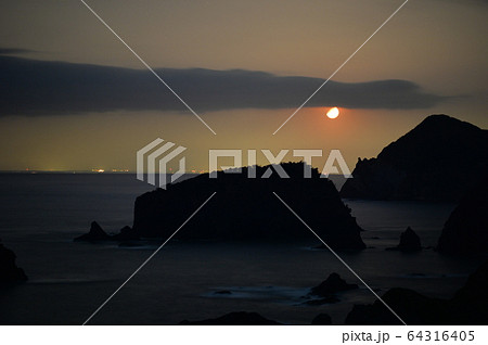 三ツ石岬に沈む月。そのー1。 64316405