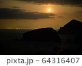 三ツ石岬に沈む月。そのー３ 64316407
