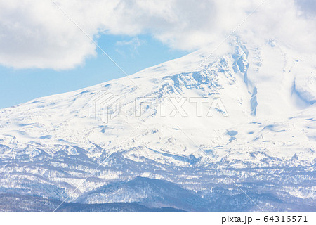 初春の鳥海山 64316571