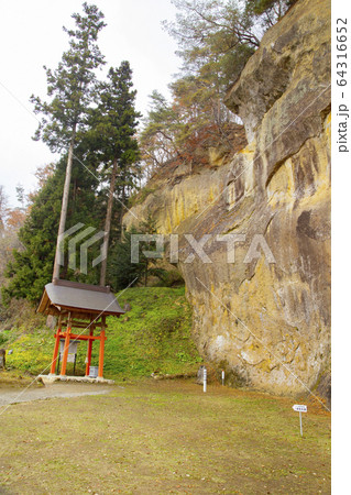 達谷西光寺　岩面大仏と礼堂 64316652