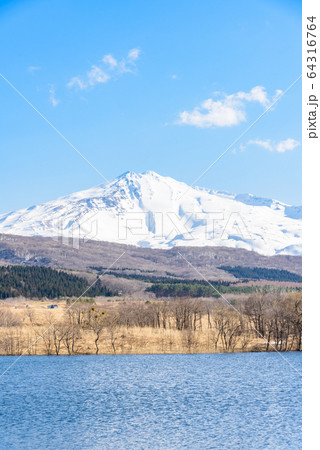 残雪の鳥海山 64316764