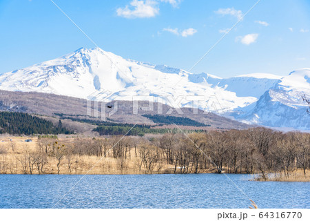 残雪の鳥海山 64316770