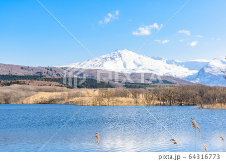 残雪の鳥海山 64316773