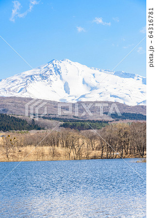 残雪の鳥海山 64316781