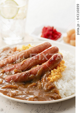 ソーセージとスクランブルエッグをトッピングしたカレーライス 64316899