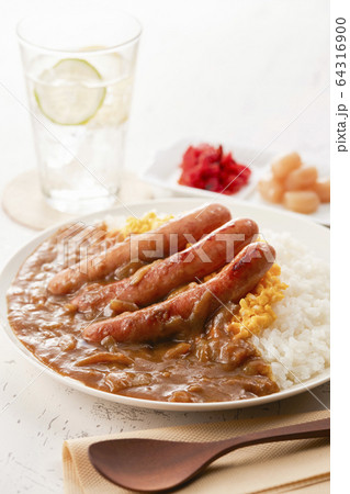 ソーセージとスクランブルエッグをトッピングしたカレーライス 64316900