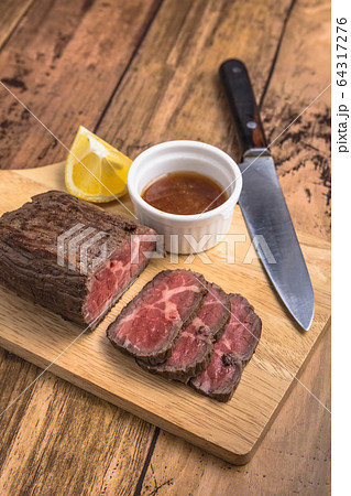 スライスしたローストビーフ スライスしたローストビーフ 64317276