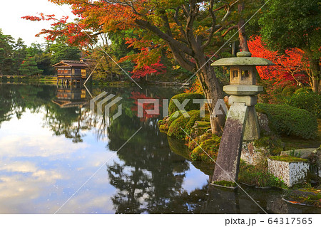 秋の兼六園、金沢市、石川県、日本 秋の兼六園、金沢市、石川県、日本 64317565