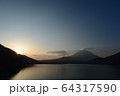 夜明けの本栖湖と富士。 64317590