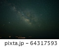 夜の太平洋から昇るさそり座と木星と火星と土星。 64317593