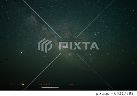 夜の太平洋から昇るさそり座と木星と火星と土星 の写真素材