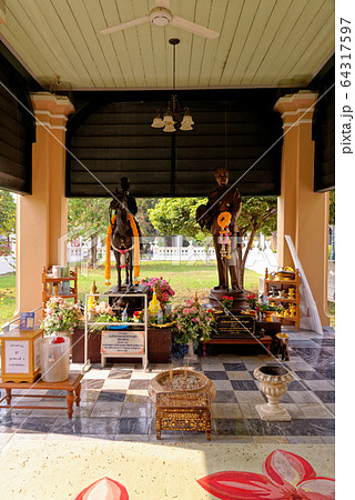Buddha statues in Wat Niwet Thammaprawat temple 64317597