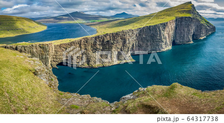 Sorvagsvatn lake over the ocean panorama, Faroe Islands 64317738