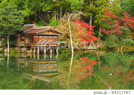 秋の兼六園、金沢市、石川県、日本 秋の兼六園、金沢市、石川県、日本 64317767