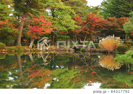 秋の兼六園、金沢市、石川県、日本 秋の兼六園、金沢市、石川県、日本 64317792