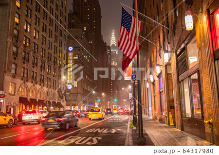 《ニューヨーク》マンハッタンの夜景・雨天のミッドタウン 64317980