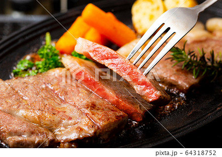 ステーキ　鉄板焼き 64318752