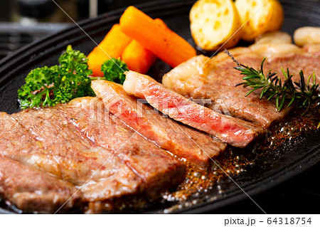ステーキ 鉄板焼き ステーキ 鉄板焼き 64318754