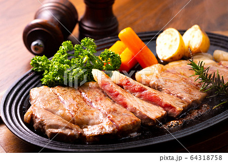 ステーキ　鉄板焼き 64318758
