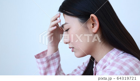 体調の悪い女性イメージ 体調の悪い女性イメージ 64319721