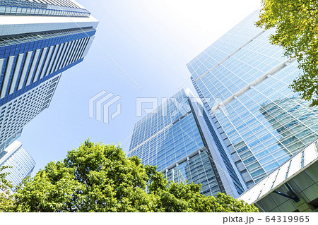 高層ビルを見上げるオフィス街の風景 64319965