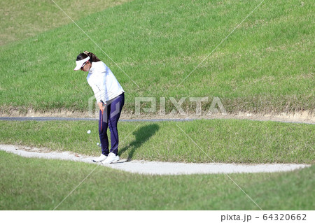ラフからアプローチを打つ女性 イメージ 64320662